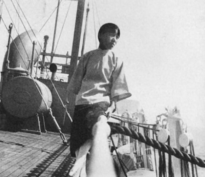 1952年周总理亲切会见冰心夫妇，临别郑重叮嘱他们：千万不要对外泄露刚刚谈过的话