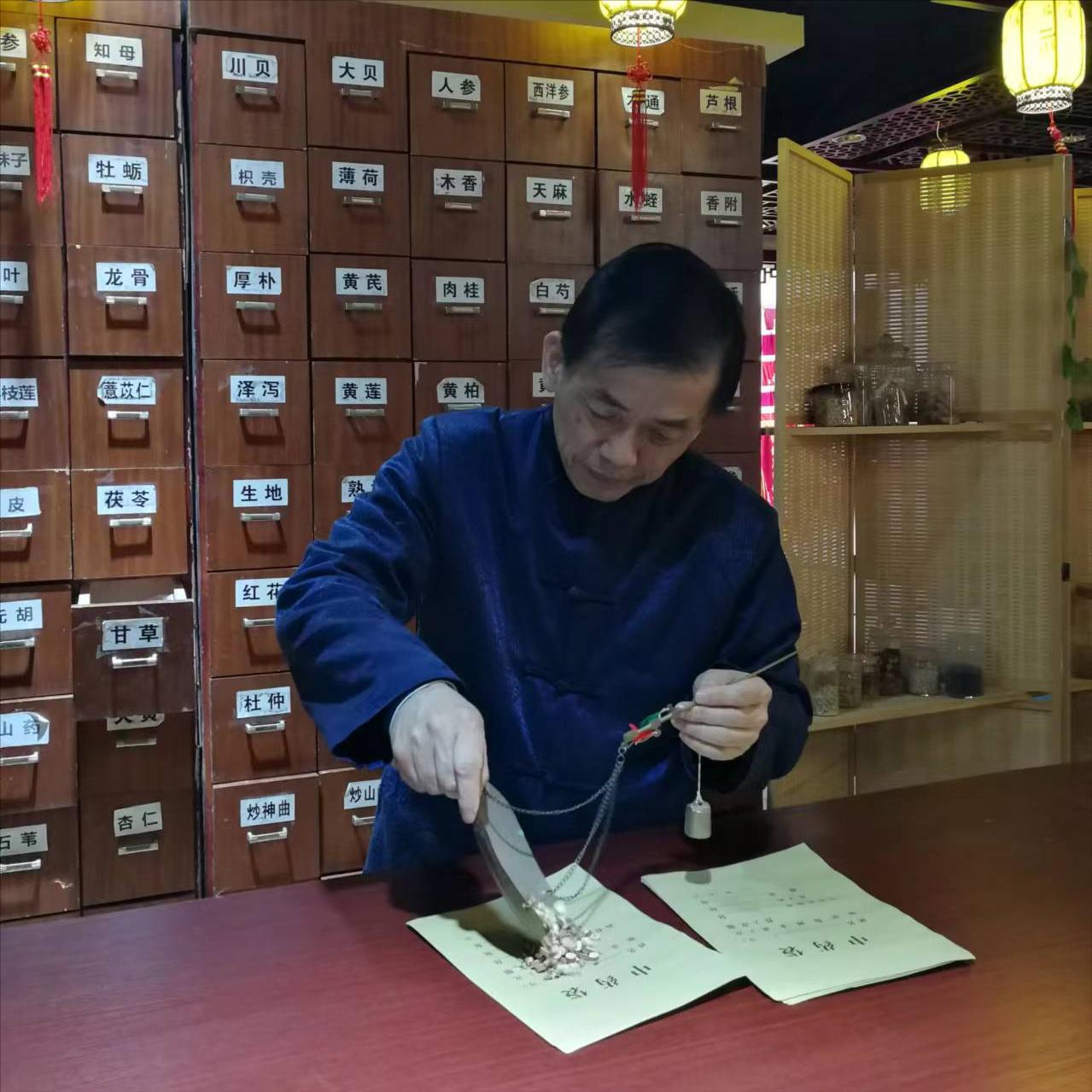 很多腰腿痛患者会问我能不能热敷，答案是视情况而定。

一般来说，对于慢性劳损、风
