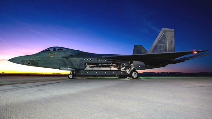 新消息：通用原子公司披露，F-22 飞行员首次直接从驾驶舱控制 MQ-20 复仇