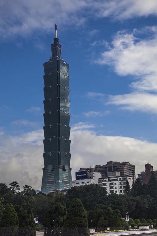 现在很多人真就没看懂高端局。就说这拍摄，低空拍摄的战机根本就不是隐身机种。但神奇