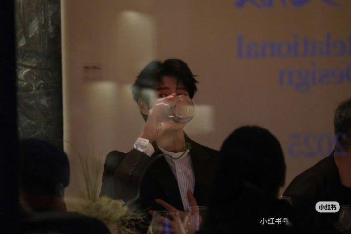 魏大勋在高知男赛道依旧没有对手 魏大勋太适配高知男人设，金丝眼镜加持，抬眼间自带
