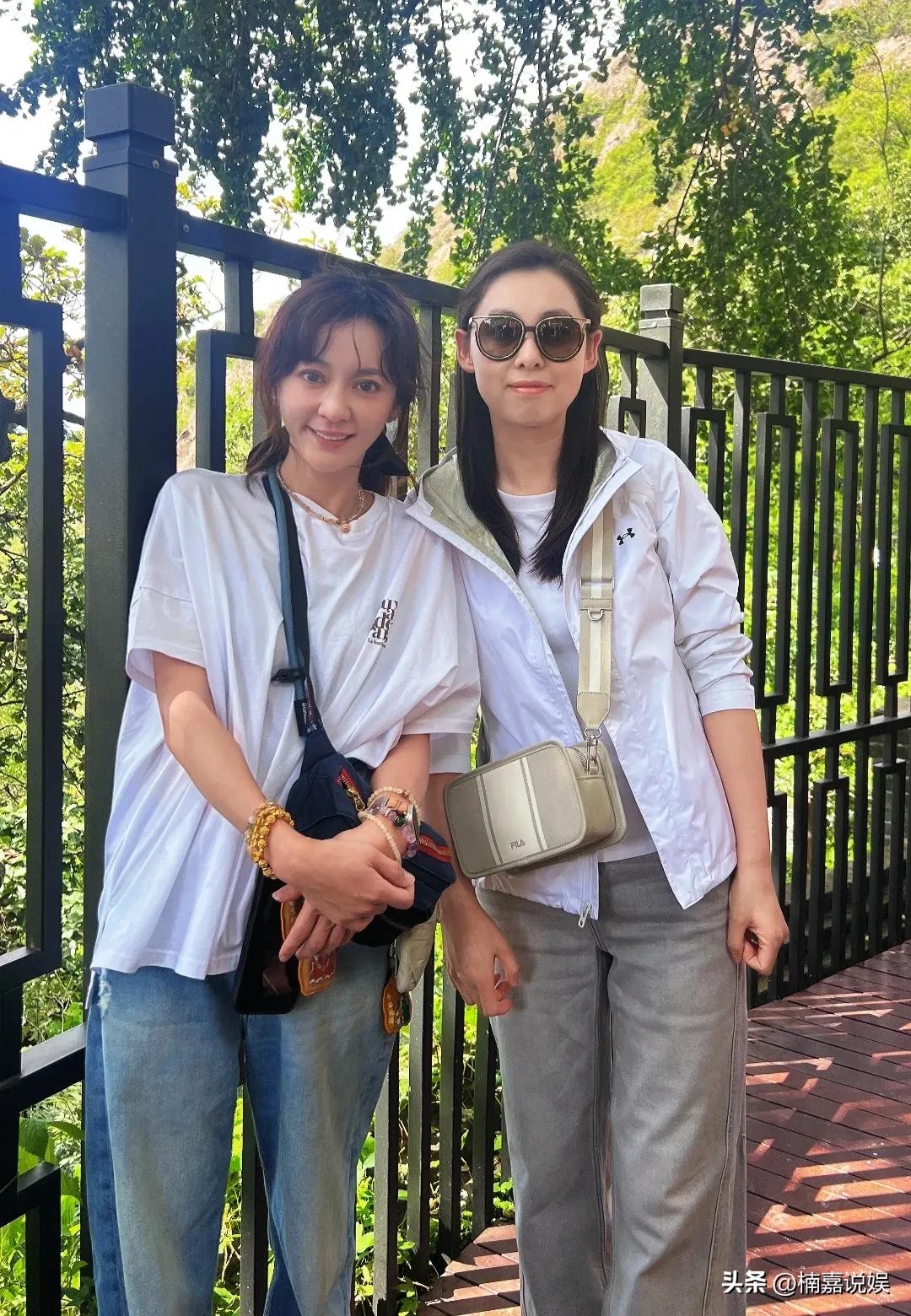 陈意涵爬山被网友偶遇，当年的“元气少女”，依然明媚漂亮，保养得真好。
44岁的她