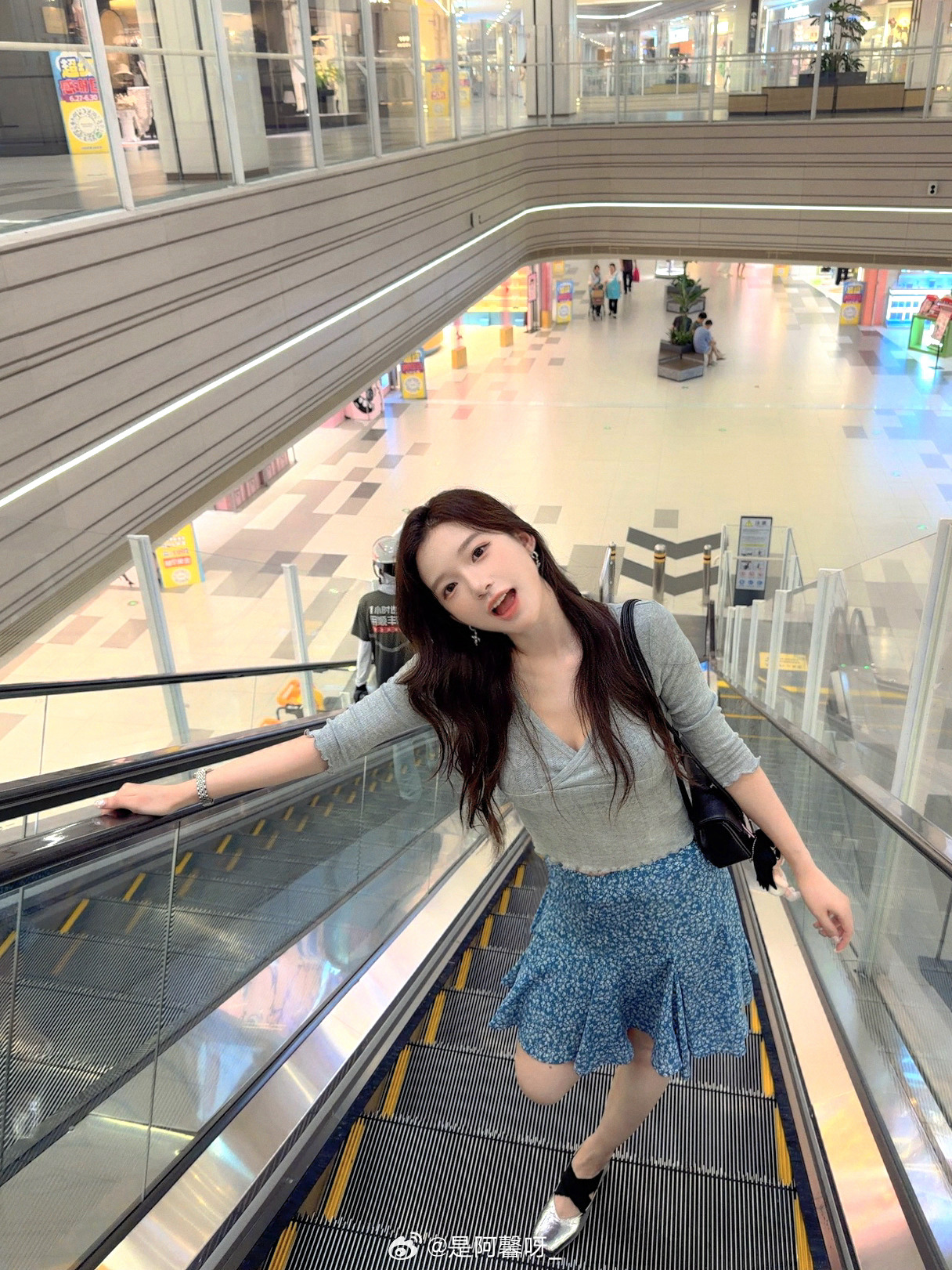 你说蓝色是你最爱的颜色～哈哈哈一看到蓝色脑子里就是这个BGM
