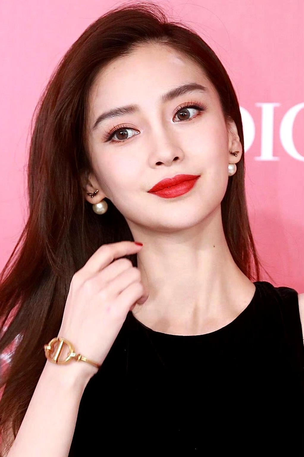 杨颖的颜值打几分？看完这组生图，终于懂啥叫“老天爷赏饭吃”

满分10分的话，我