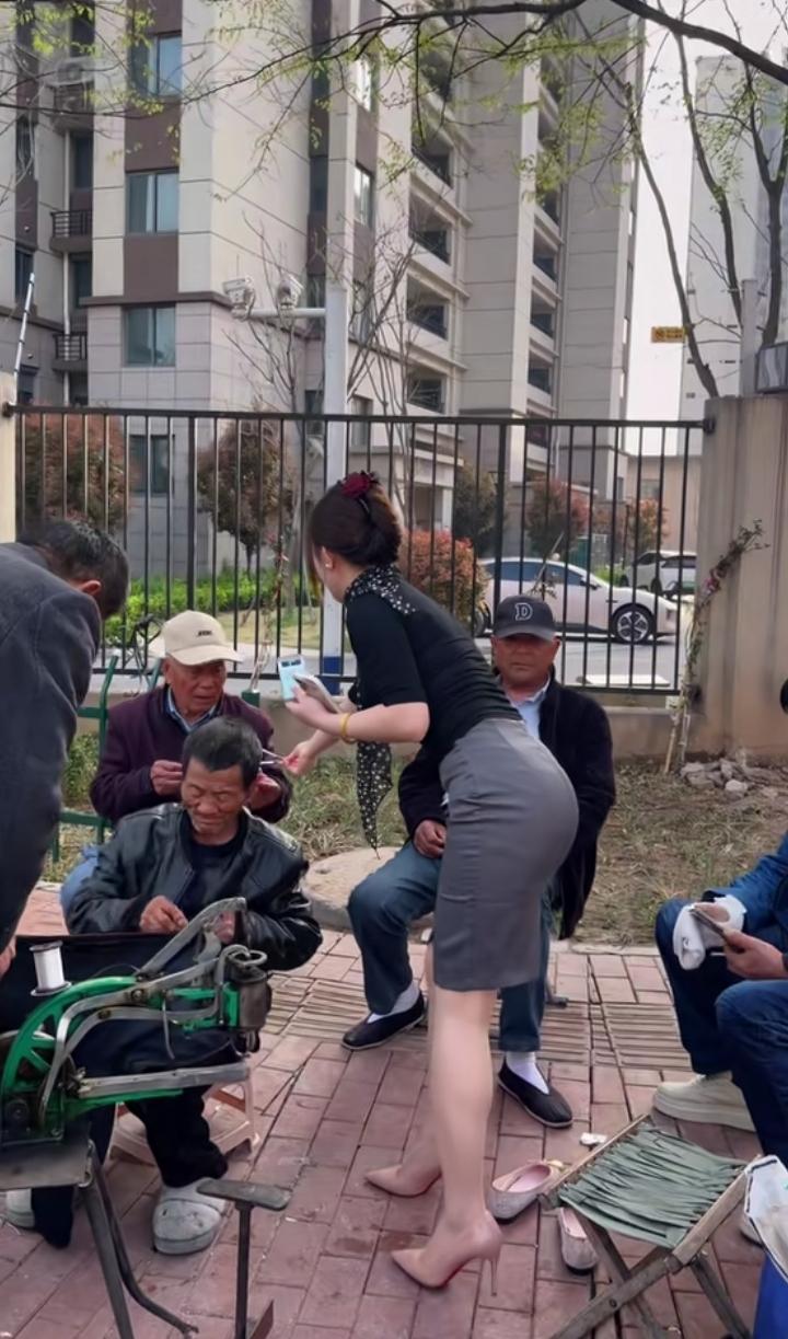 美女去修鞋，还给一群大爷发烟！大爷们都喜欢她！