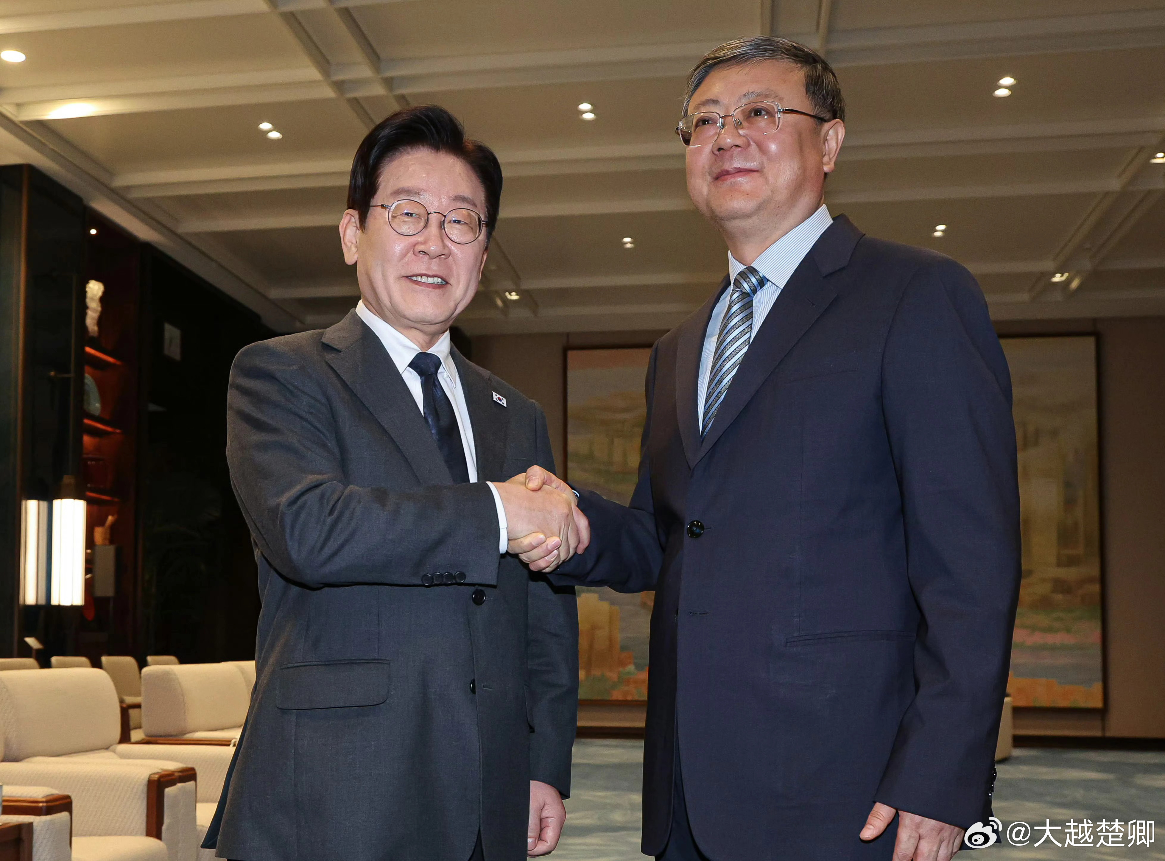 上海陈书记会见来访的李在明。 