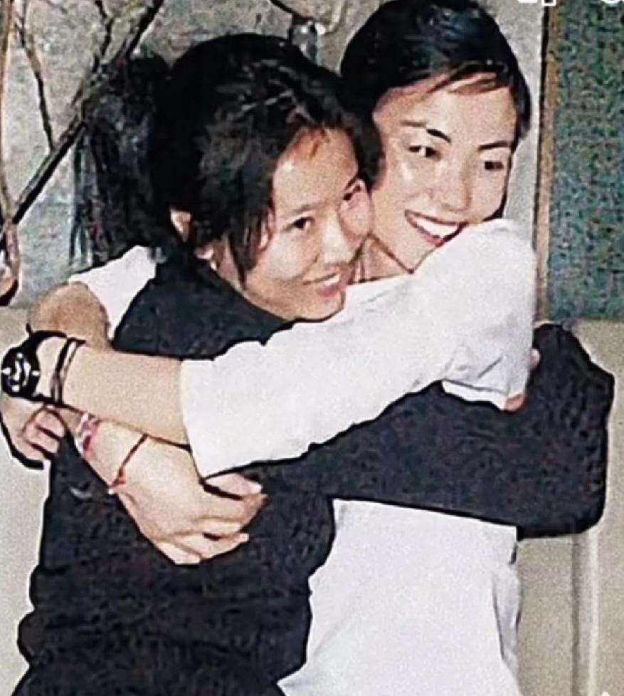 侄女随姑，外甥随舅。
窦靖童和姑姑窦颖真是挺像的。
窦颖人不错，唱歌也好听，和王