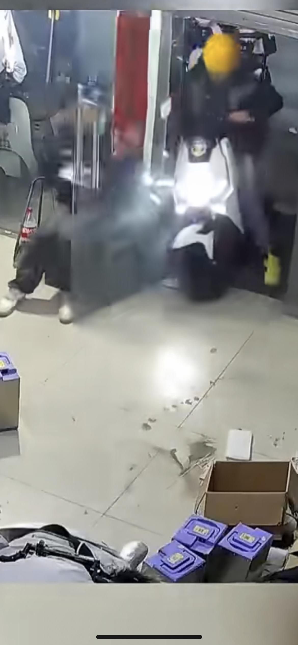 近日山西，骑手着急修车骑车直冲店内 ，玻璃门毫发无损 ，老板被瞬间弹飞，目击者：