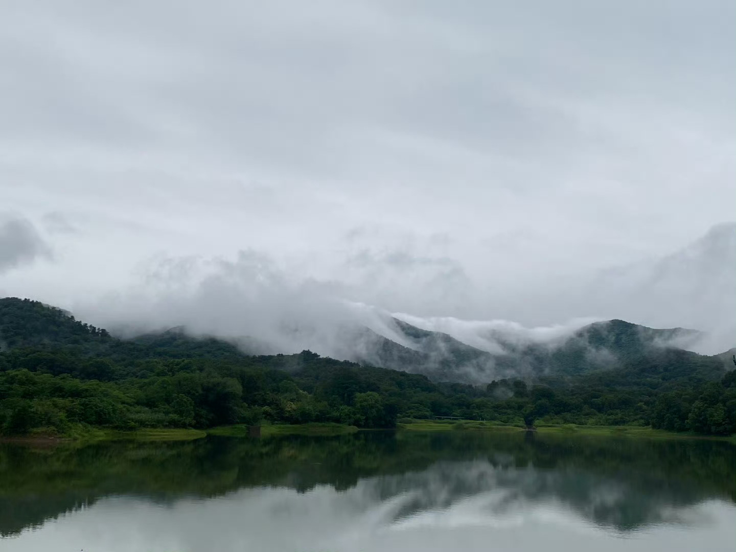 喜欢这水库和山的一年四季。今天又跑去啦，但实在是太冷，四面八方的风吹得直哆嗦。去