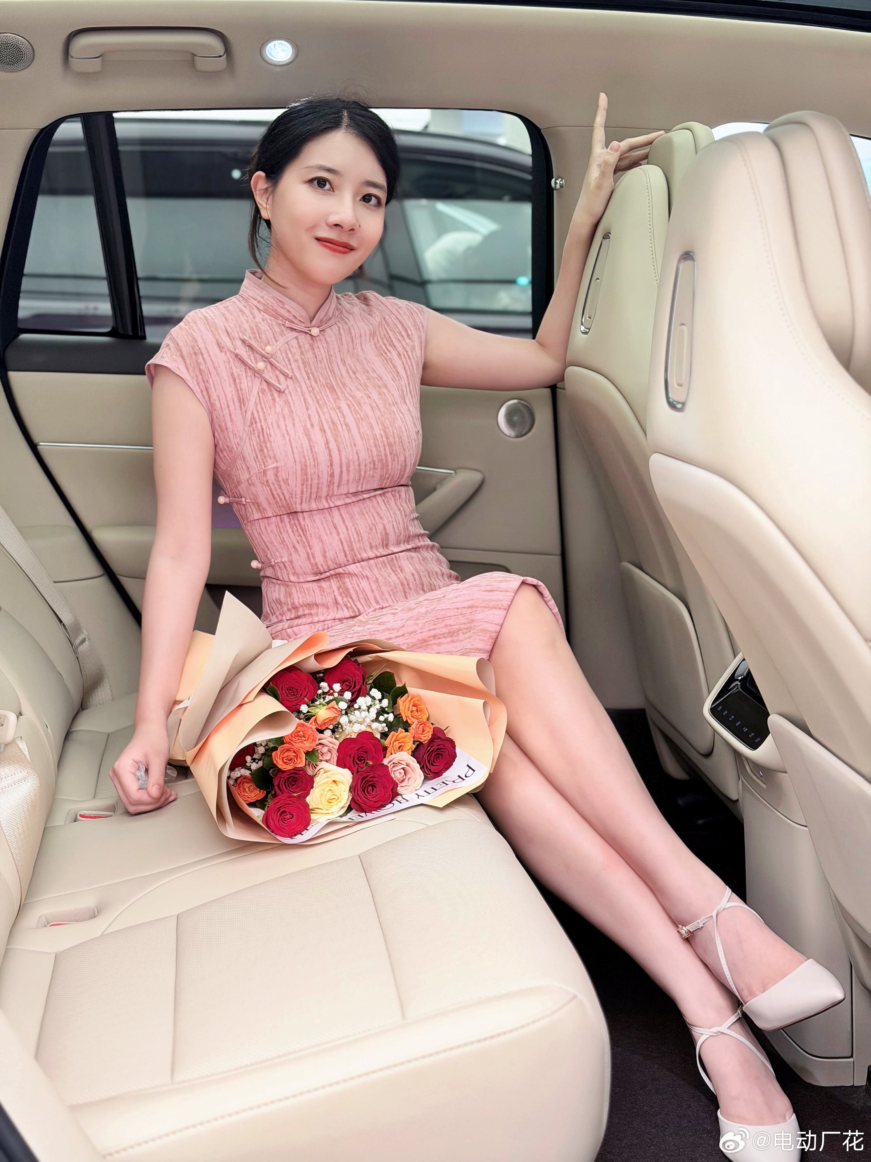 挑了个良辰吉日把我的M6带回家啦挑的是白外杏内的配色让我好好想想小橱窗里装点啥问