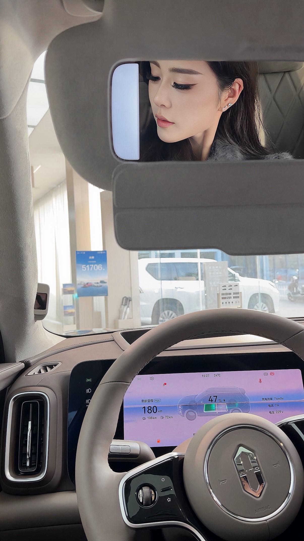 别说送你回家顺不顺路了 方向盘在我手里当然顺路