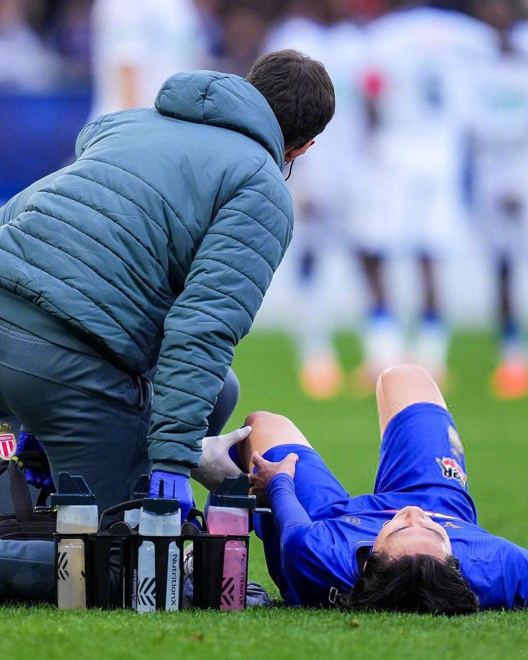 【伤停】30岁的摩纳哥前锋南野拓実在对欧塞尔的比赛中伤退，诊断为左膝前交叉韧带断