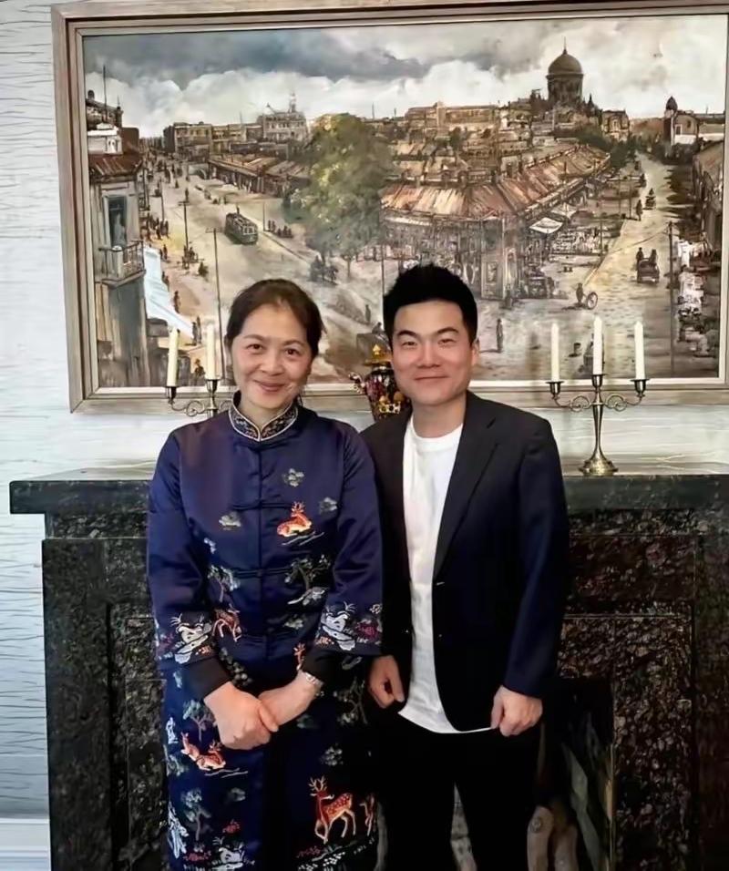 【董宇辉与迟子建】
董宇辉见到迟子建，迟老师问：宇辉，你怎么这么瘦，这么黑？
董