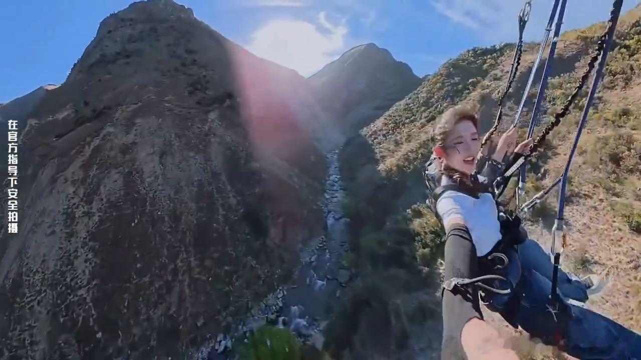 刘宇宁王玉雯双人秋千蹦极 不同于刻意塑造无畏人设的镜头表现，两人的状态格外真实，