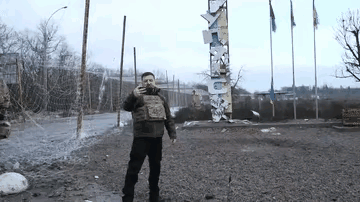 泽连斯基打卡库皮扬斯克！
    昨天，泽连斯基跑到库皮扬斯克自拍打卡。同时他还