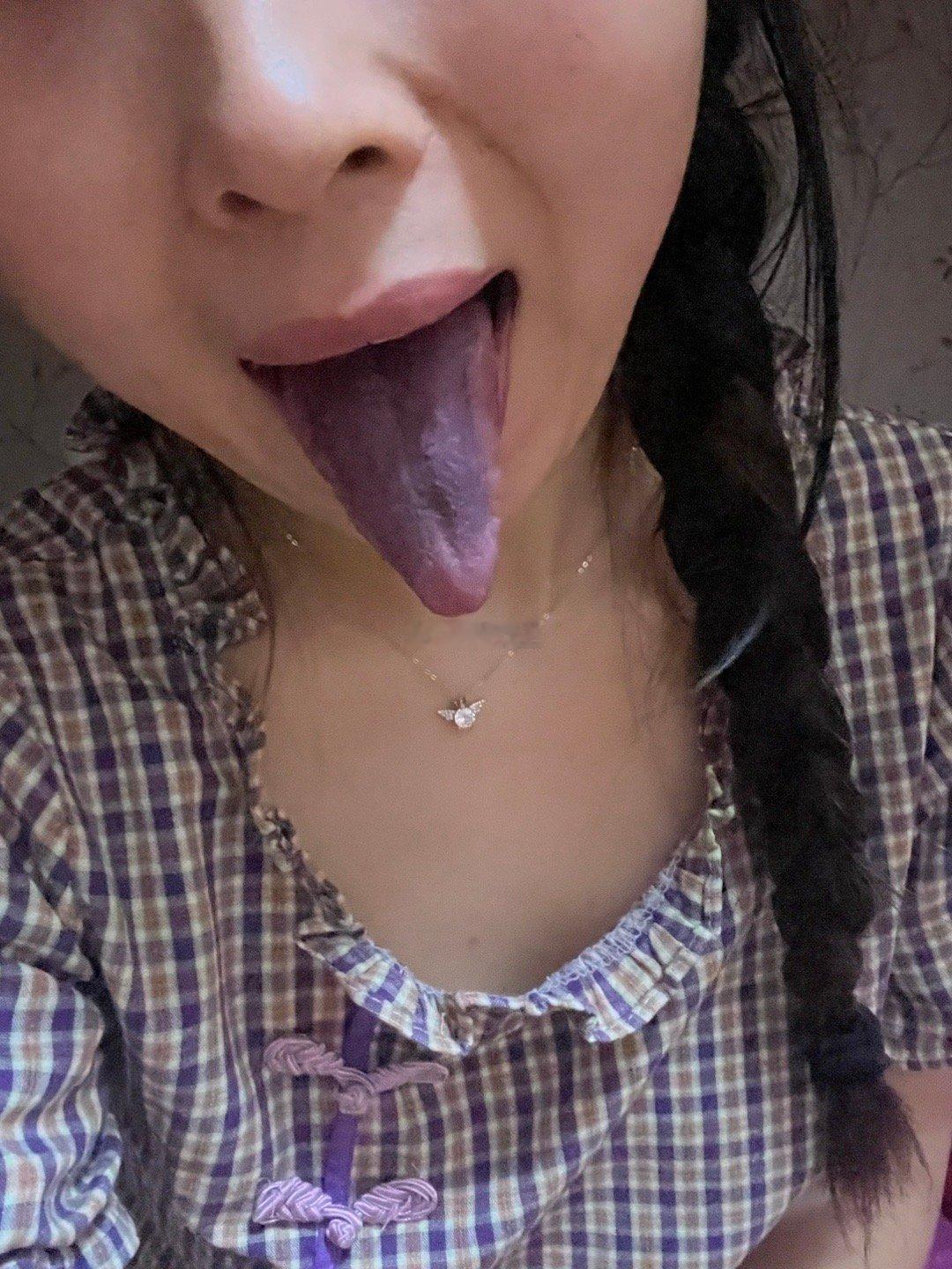 长舌妇[舔屏] 哈哈哈 因为吃了桑葚嘴巴被染的像中毒了一样[二哈] ​​​