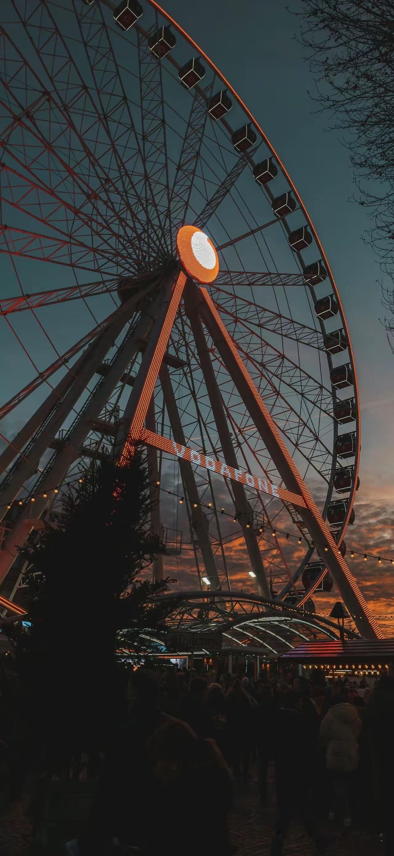 在江湖的岁月长河中，有一座名为“凌云城”的小镇，它地处交通要道，人来人往，热闹非