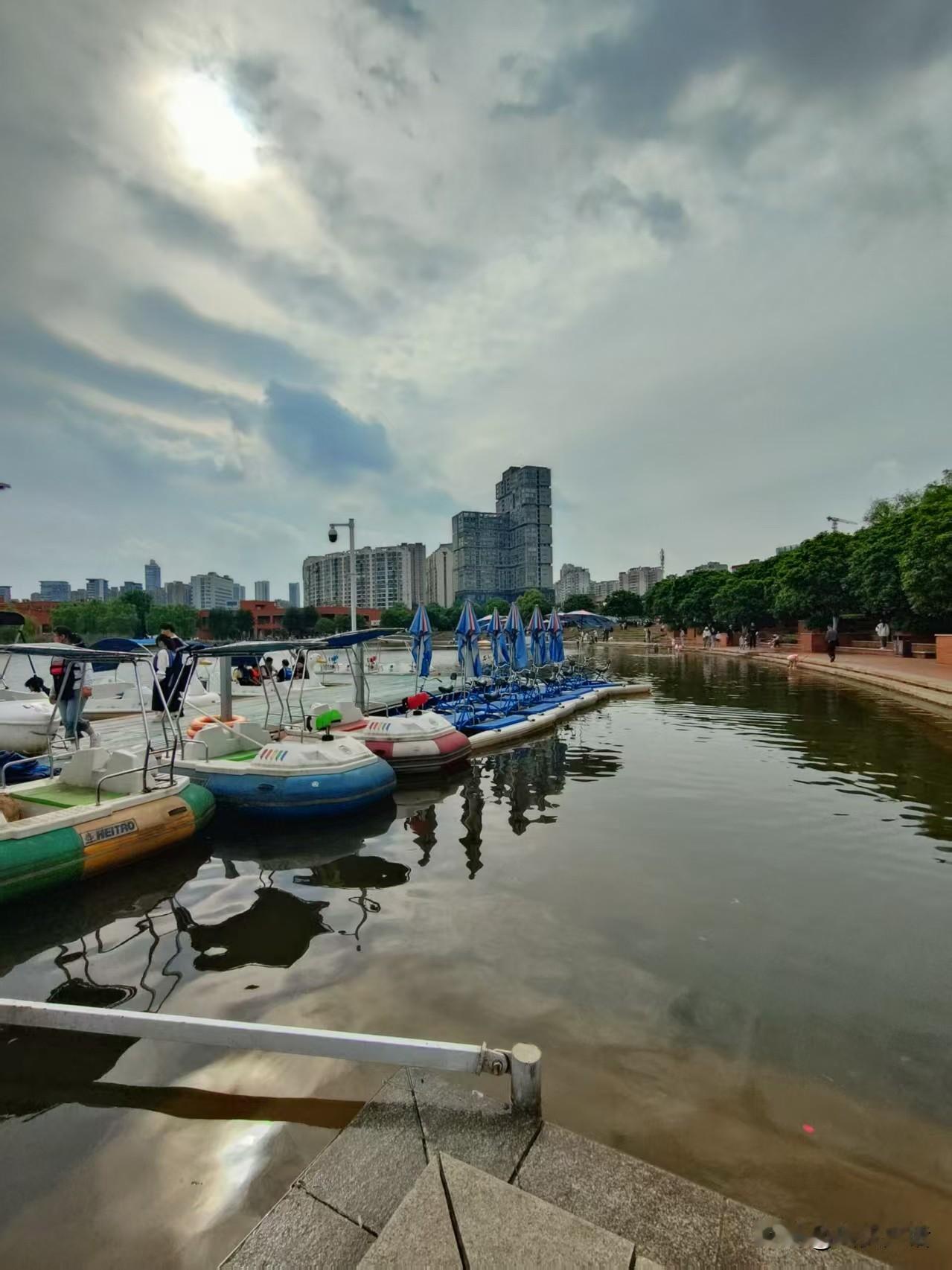 长沙的西湖公园，
原来叫咸嘉湖鱼场，
现在完全是一处城市公园，
还真的是湖光山色