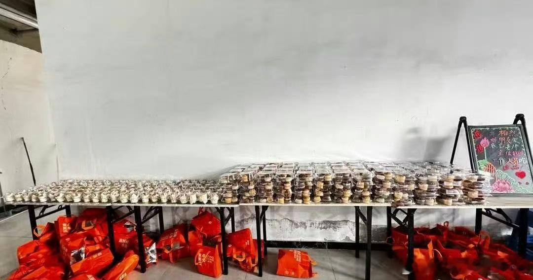 井柏然的好朋友宋威龙老师请全体工作人员吃甜品🍮不愧是我家小孩，爱吃甜食的宝宝，