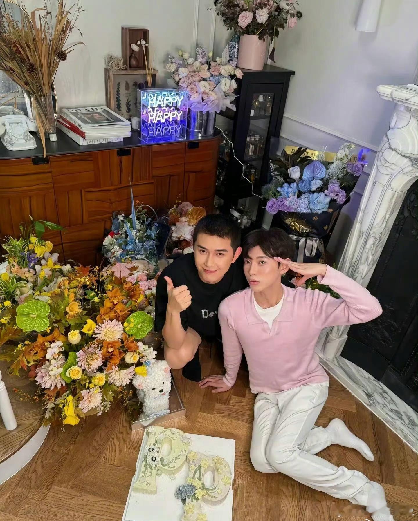 #付鹏与男子合影#看到拍照姿势 那个粉色衣服的男的上过名媛班吧哈哈哈哈哈哈哈 ​