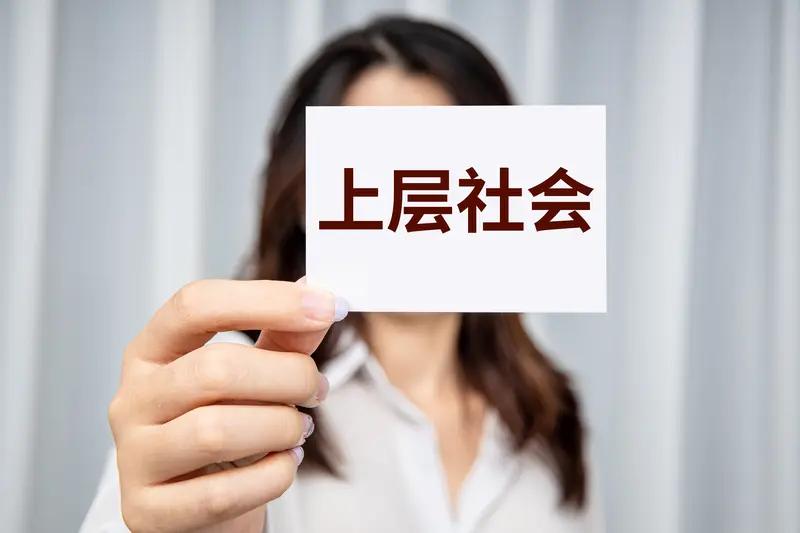 近来热点真是接踵而至。日本政坛在新年伊始便陷入动荡。麻生太郎怕是懊悔不已，他亲手