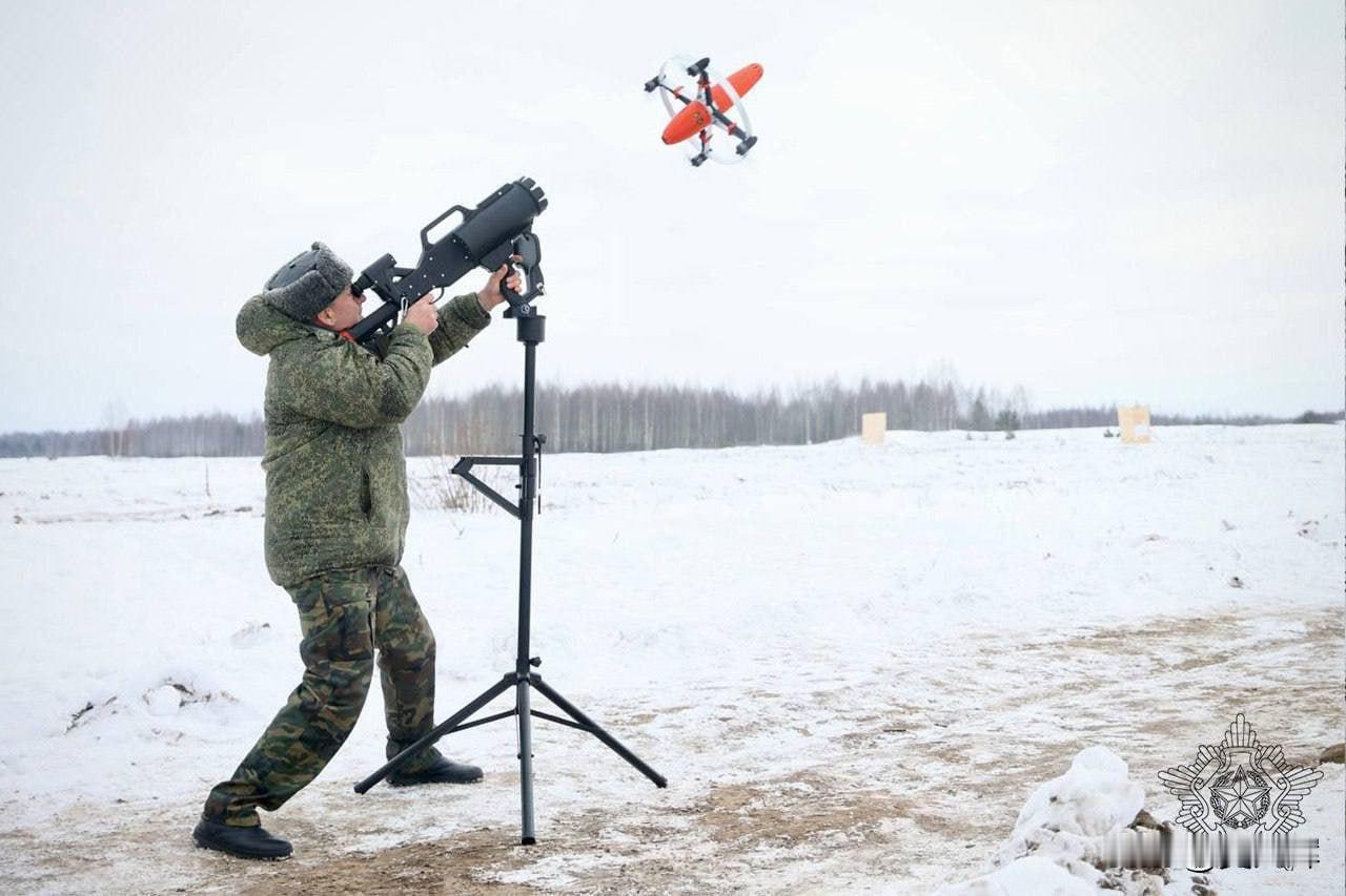 白俄罗斯陆军某训练场对俄军“锤子”无人机拦截器及多款反无人机炮塔进行测试。
 