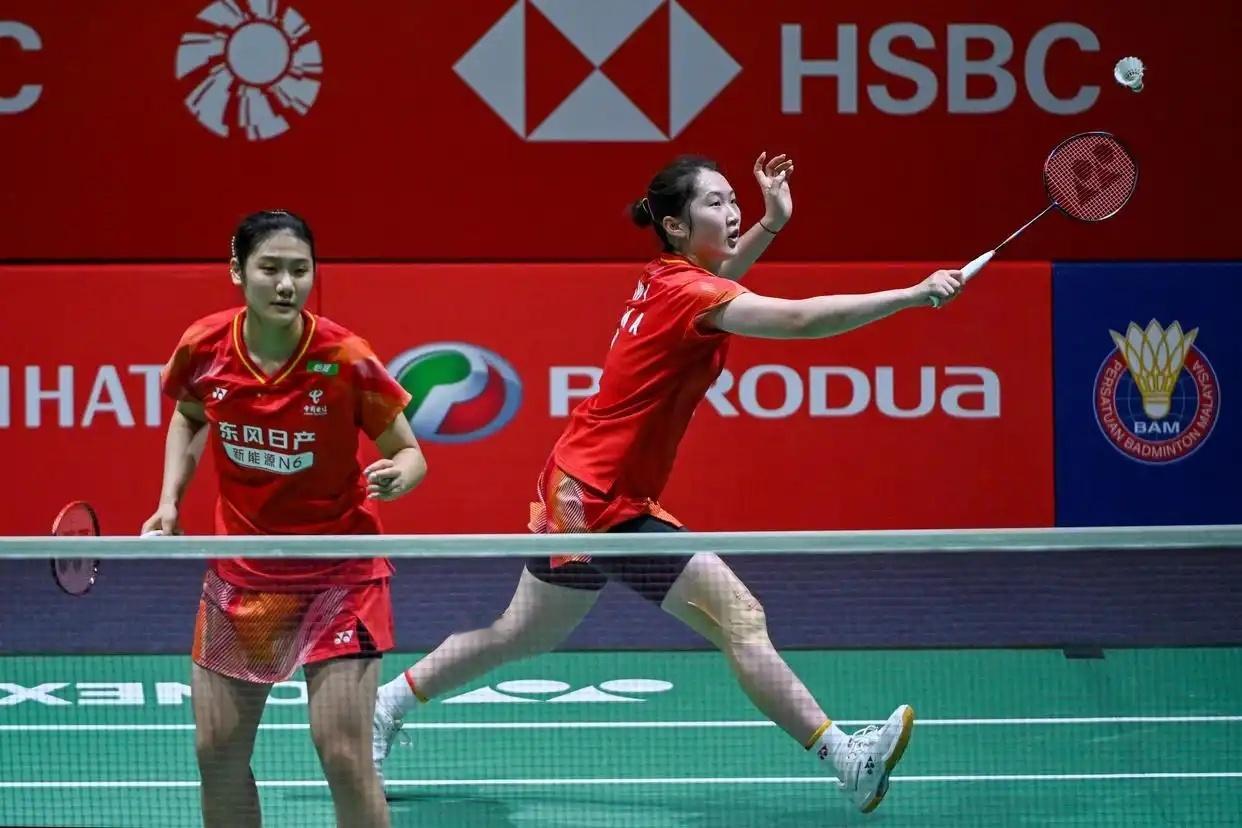 2026年羽毛球世锦赛 罗意/王汀戈21-11, 21-15凯瑟琳·万/韦尔格晋