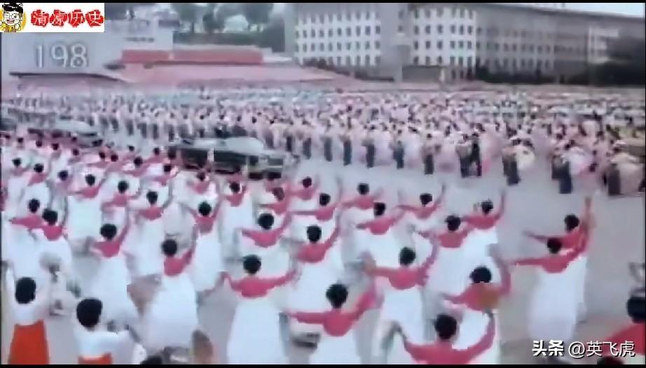 1971年，罗马尼亚吉奥塞斯库访问朝鲜，金日成组织几十万民众举行盛大欢迎仪式。