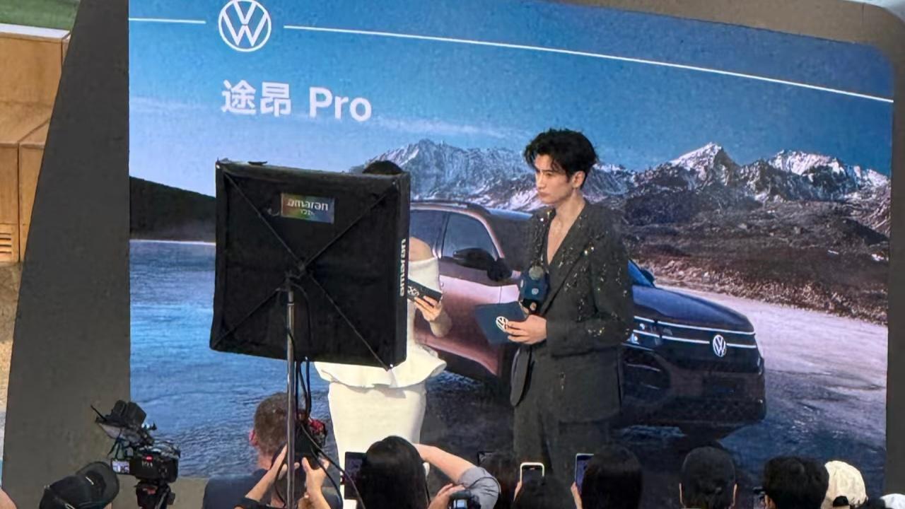 谁不是出门吃个饭就遇到张云龙了 ​​​