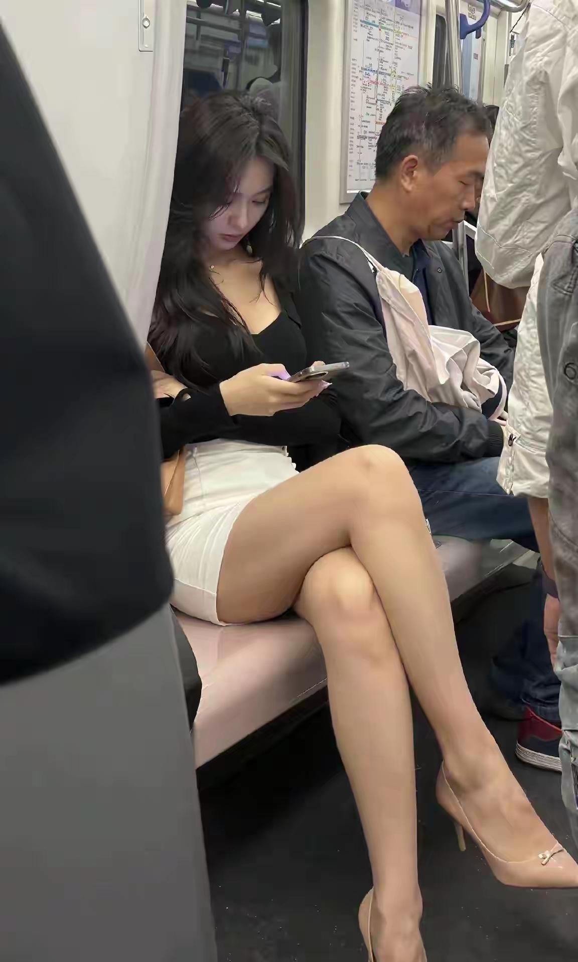 地铁上见过最美的女人，不接受反驳。