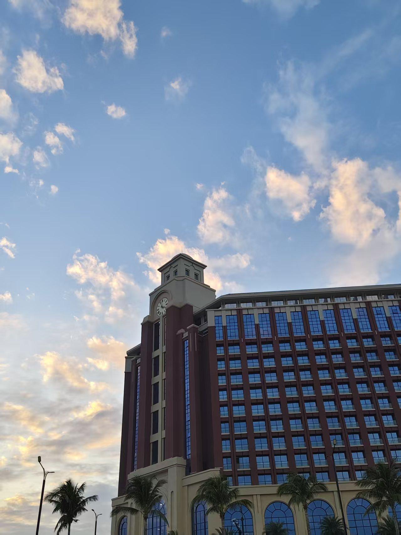 晒图笔记大赛 夕阳下的豪华酒店，尽显奢华与宁静，夕阳西下，豪华酒店就像被镶上了金