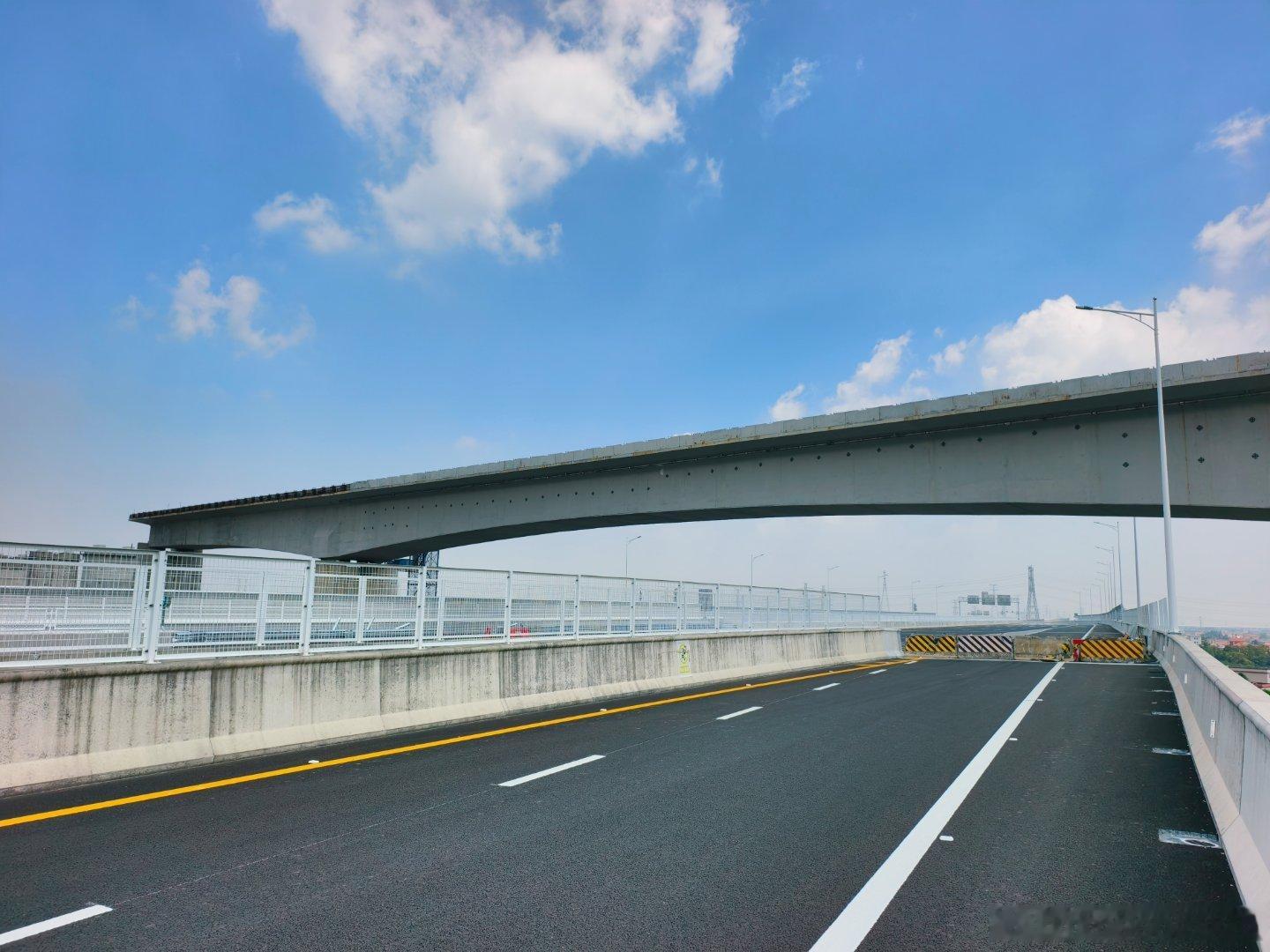 中山商业城建观察录 深江铁路在民众、港口段进度→    铁路在北侧还有几榀箱梁就