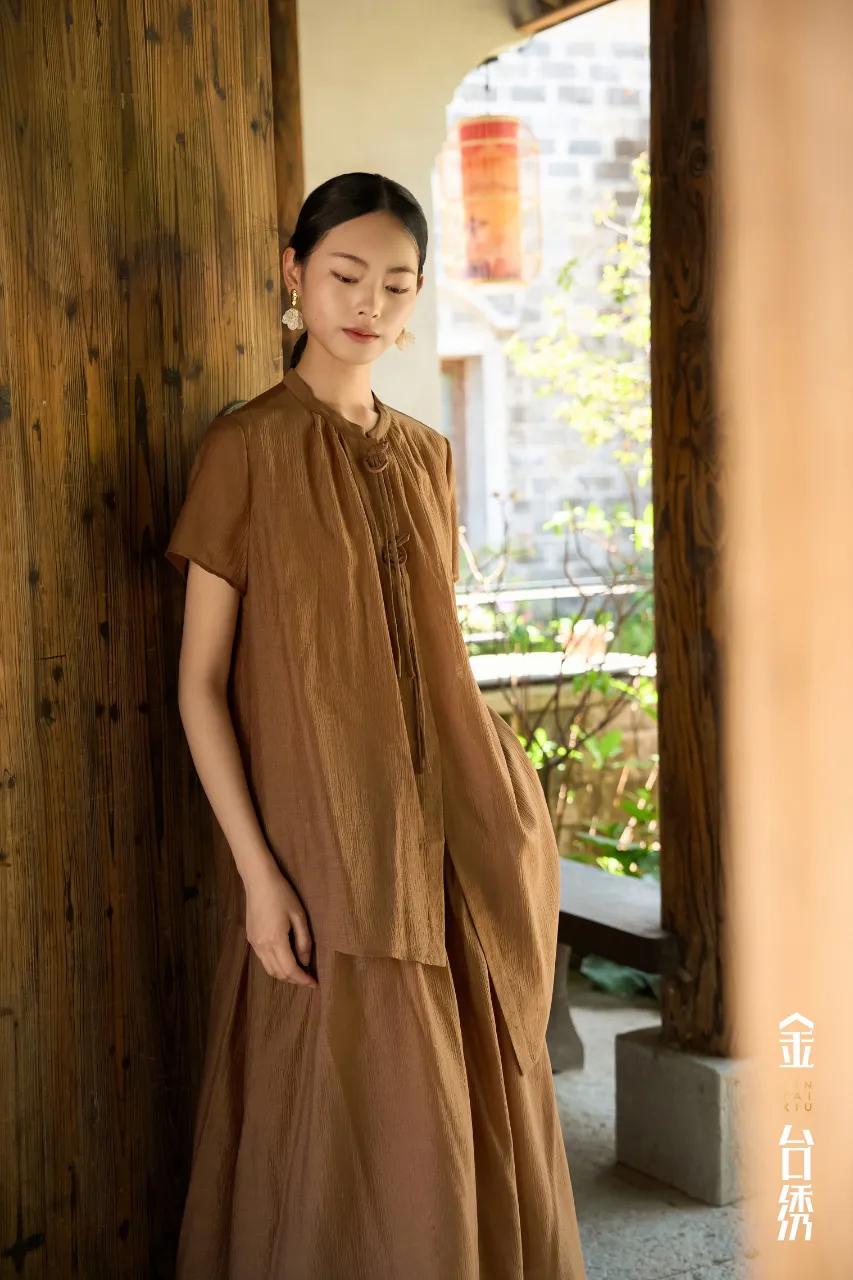 夏色弥深
轻盈如雾，自在如风
意境悠然，身姿藏韵
上衣
半裙
记录美好随手拍