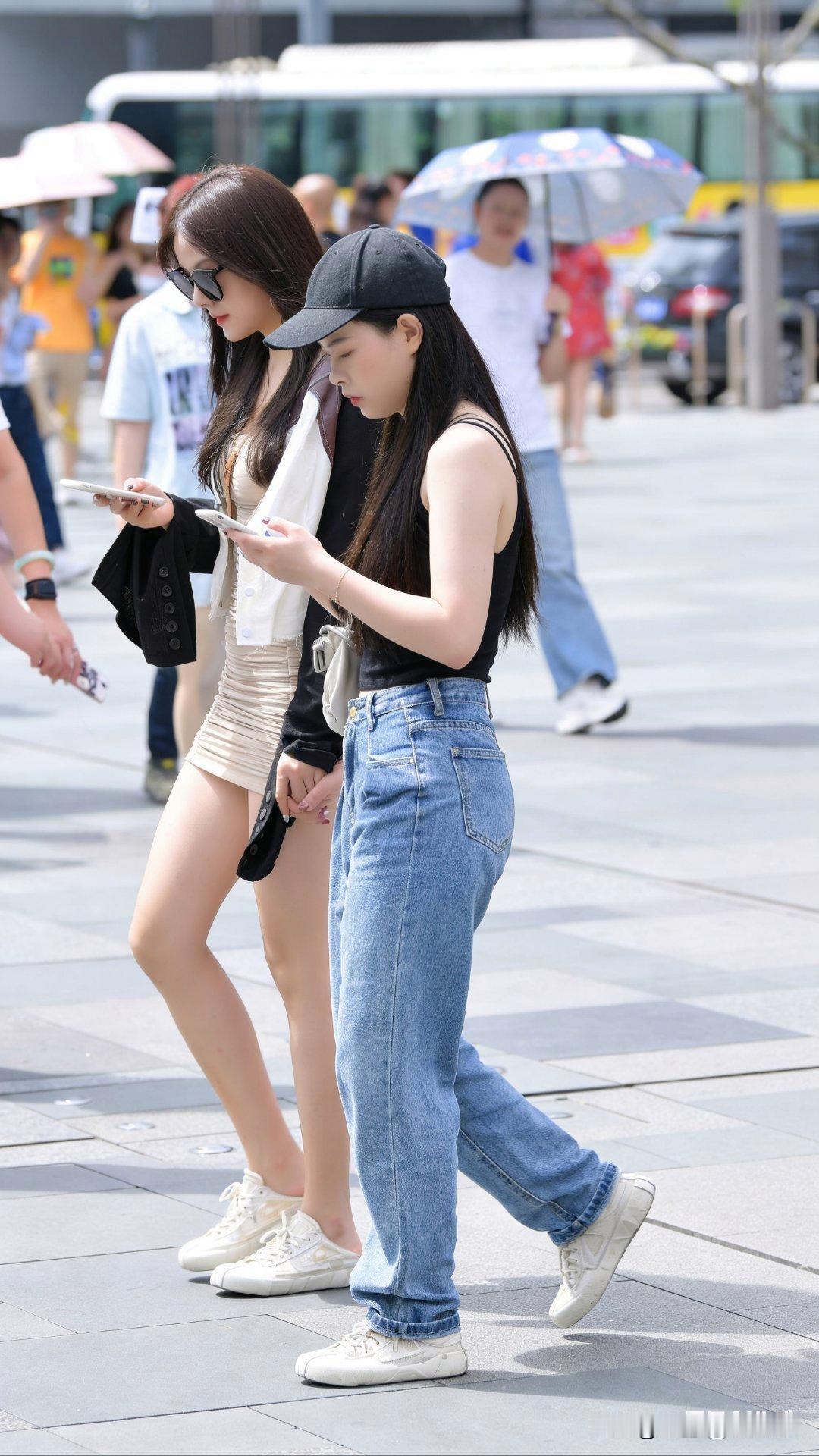 夏日街头，有闺蜜和手机相伴，那叫一个轻松自在。和闺蜜走在热闹的街道，随手用手机定