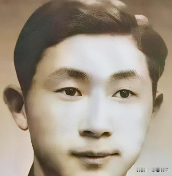 1947年，一位地下党因叛徒出卖被捕。为了把情报送出去，他趁上厕所的机会，三次低
