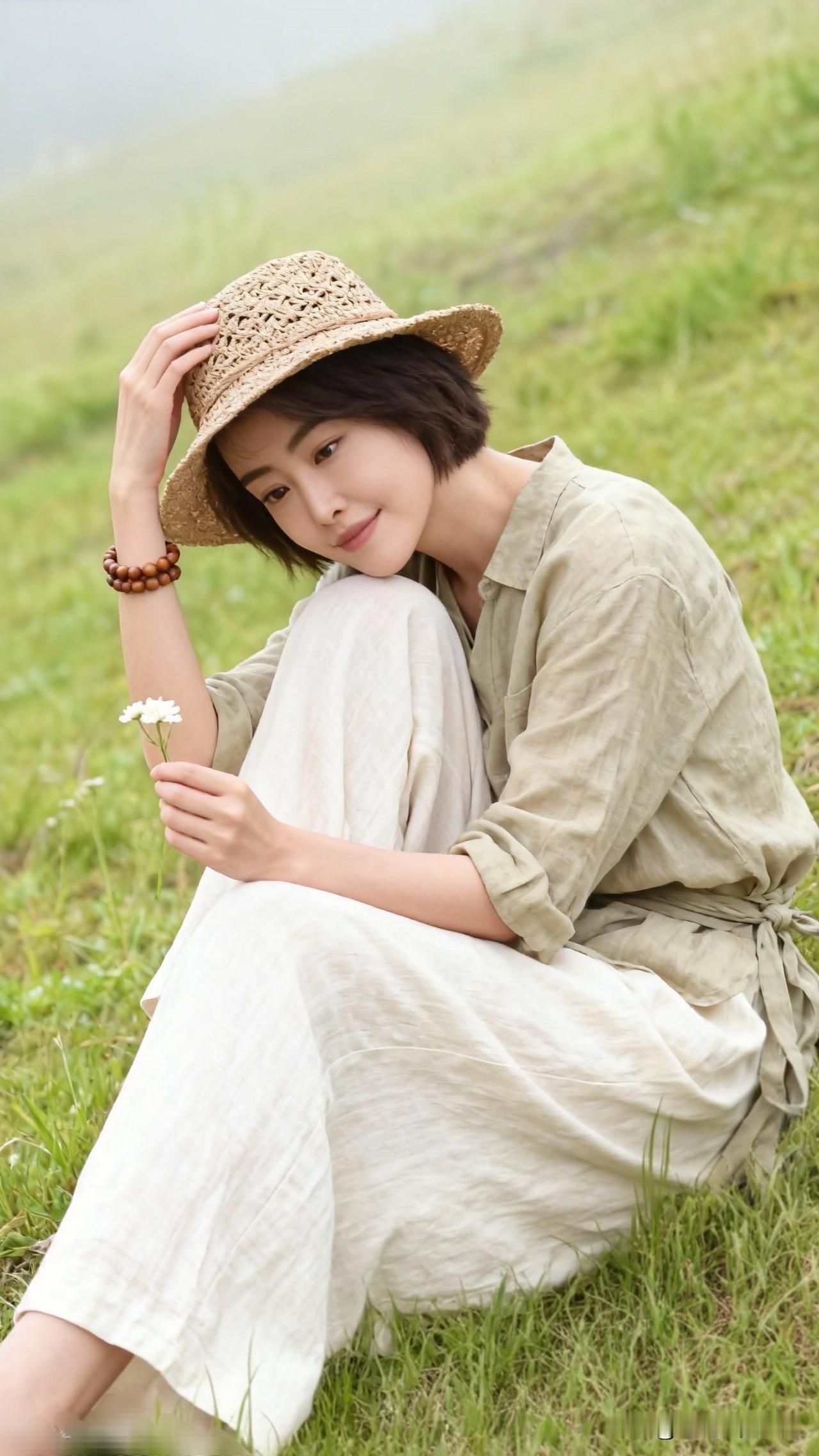 绿野仙踪里，花影共徘徊。发一张你相册里最好看的图片 在绿草如茵的田野中，享受宁静