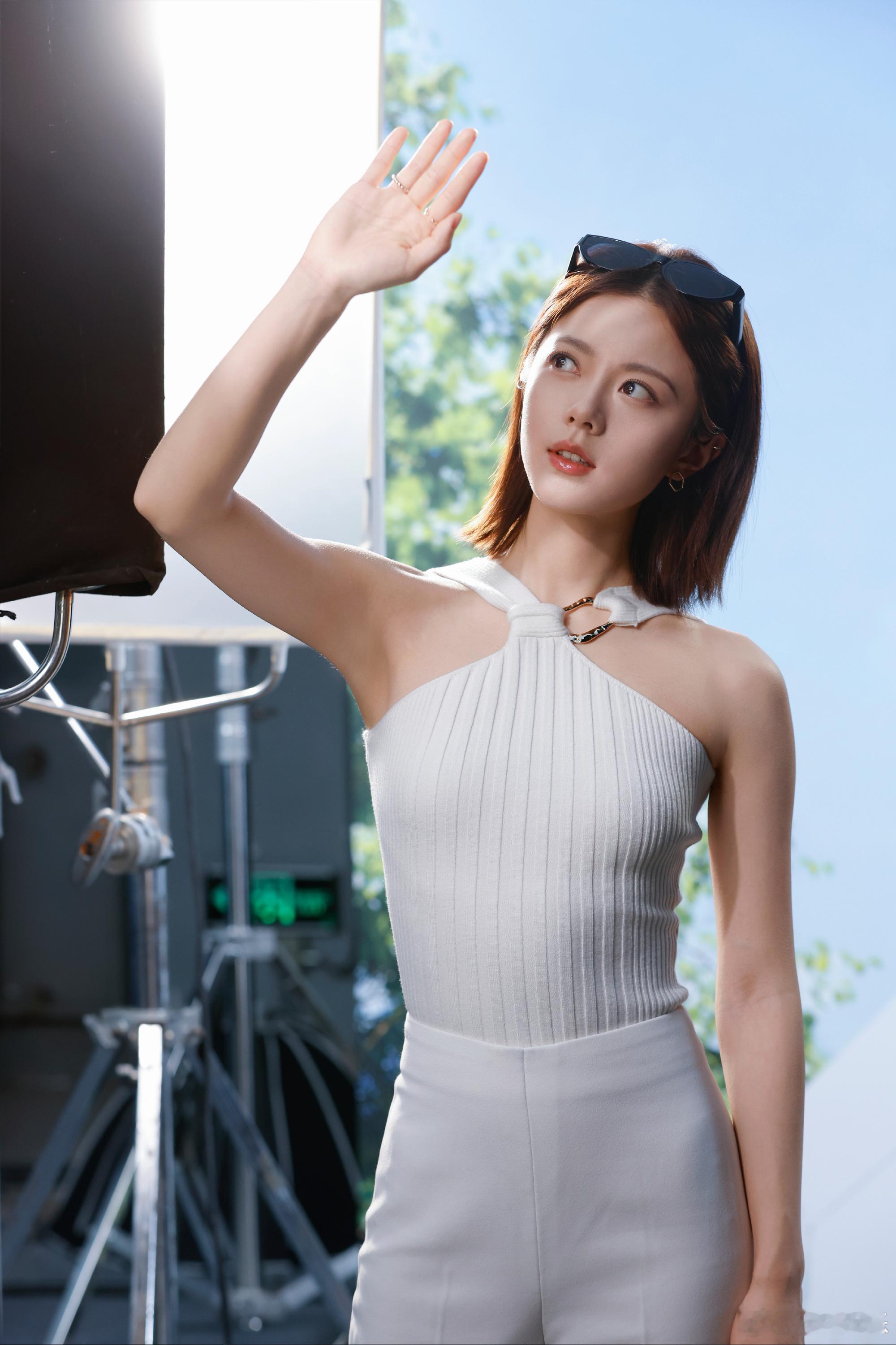 赵今麦职场女精英造型赵今麦怼脸拍 怼脸镜头完全扛住，五官舒展又有灵气，搭配职场造