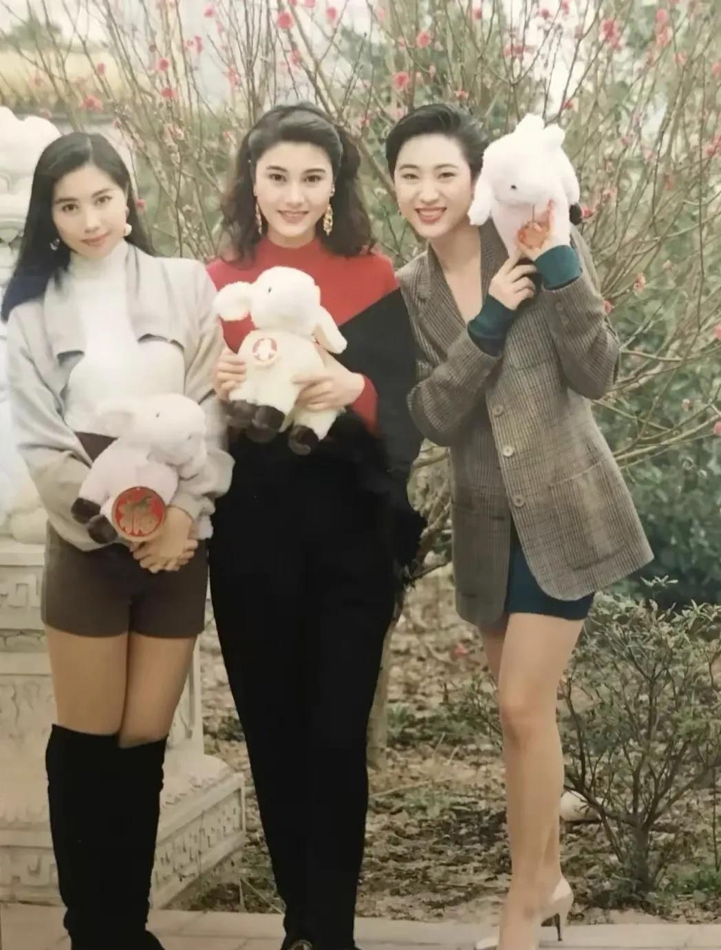 哇塞，三位港姐冠军合影，个个倾国倾倾城，让人不服都不行！

左边杨宝玲，1987