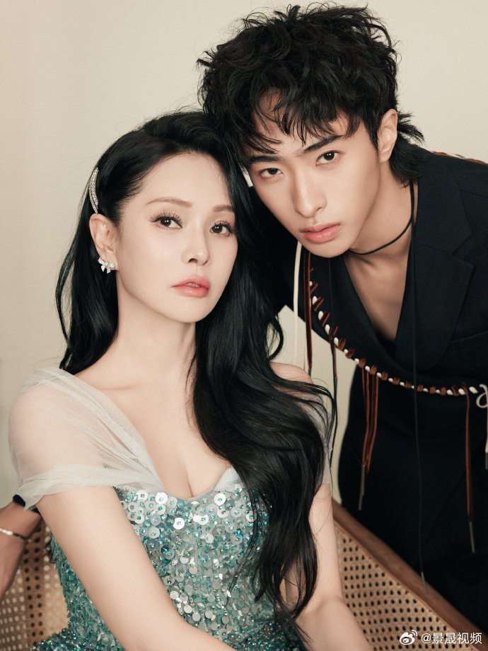 伊能静恩利母子大片这组大片直接刷新亲子时尚新高度！伊能静黑金刺绣造型尽显格调，恩