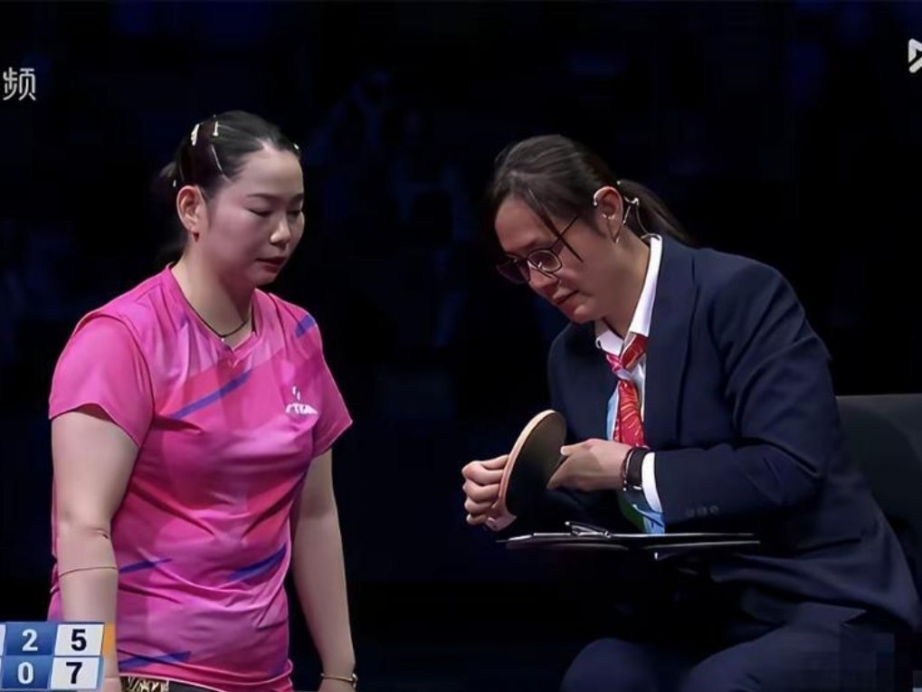 何卓佳的换拍子让人看不懂？其实大赛前她的颗粒胶肯定是新换的胶皮，比赛中断了一个颗