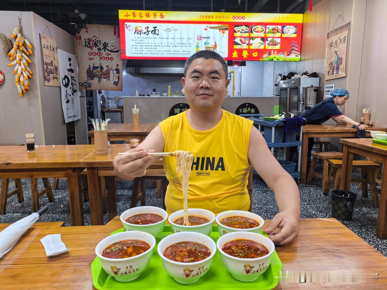 下午，参观完宝鸡青铜器博物院，在陈仓老街品尝小崔家臊子面。十八块钱六碗，六口就能