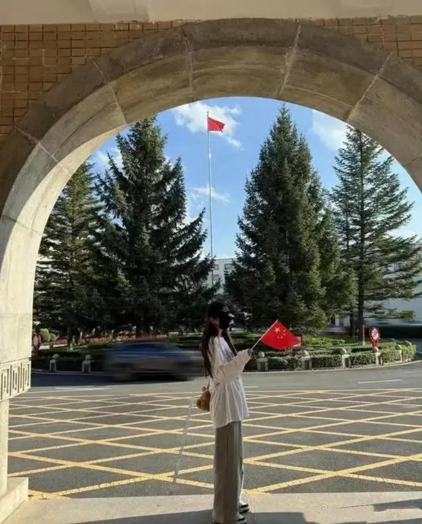 杨幂国庆不去景点打卡，却去了这个让人沉思的地方！当大家都在朋友圈晒美食、挤景区时