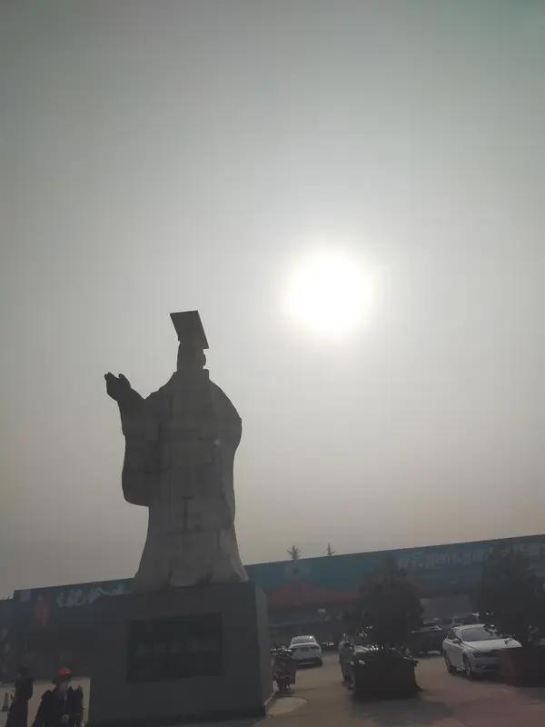 如果只许用一句话概括中国历史，这句可能是最精炼的：

历经劫难而不断，兼容并蓄而