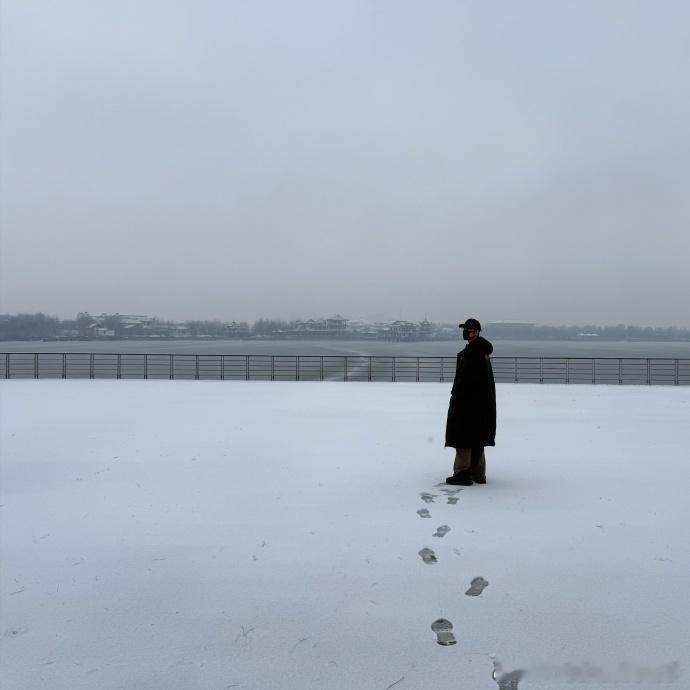 肖战刘铮亮够靓肖战给小雪人戴墨镜肖战花裤子 肖战刘铮亮够靓，雪景拍摄脑洞大开，给