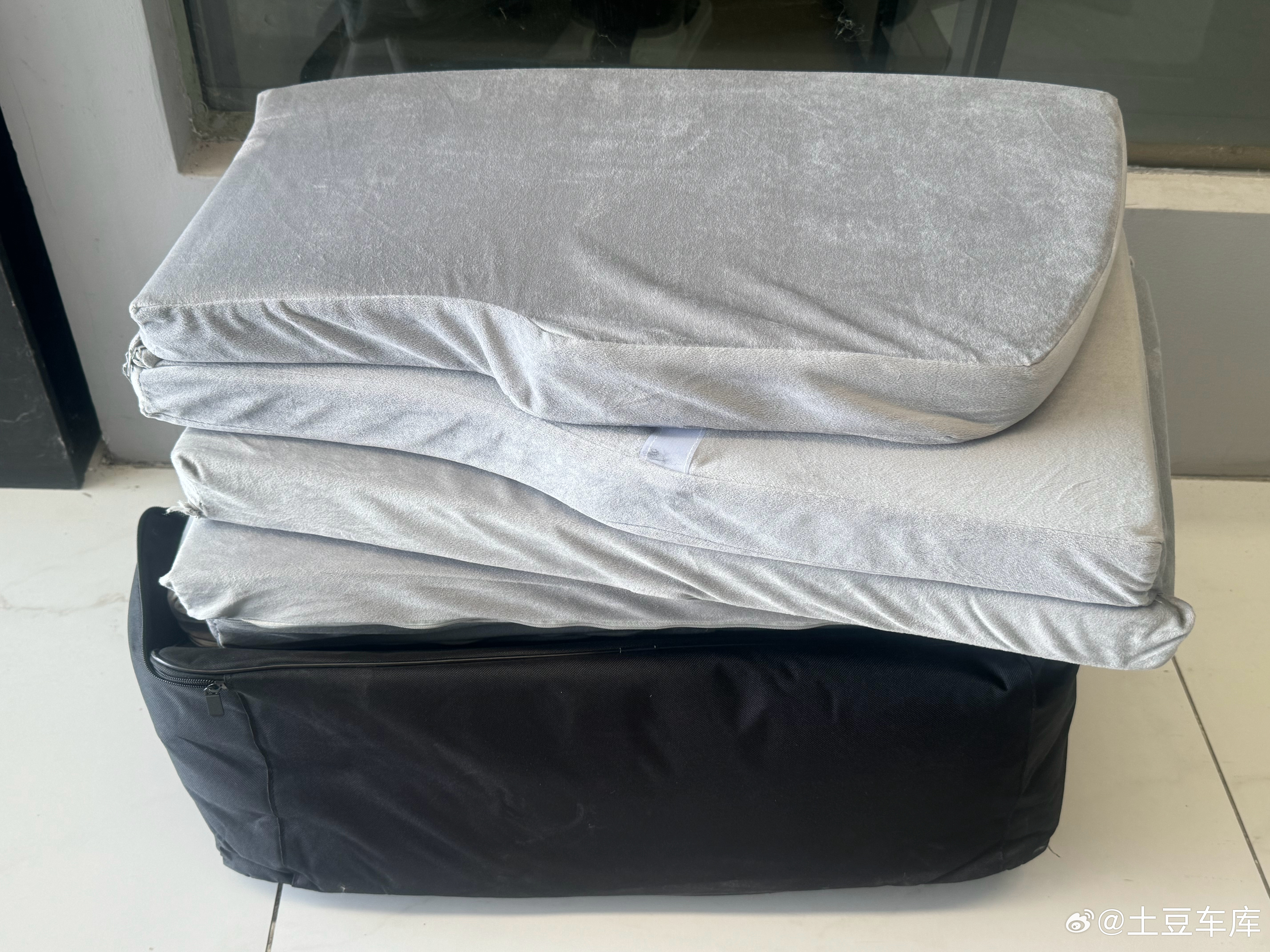 在特斯拉Y车上整理出来一套床垫有没有同学需要 免费赠送 自己来拿 