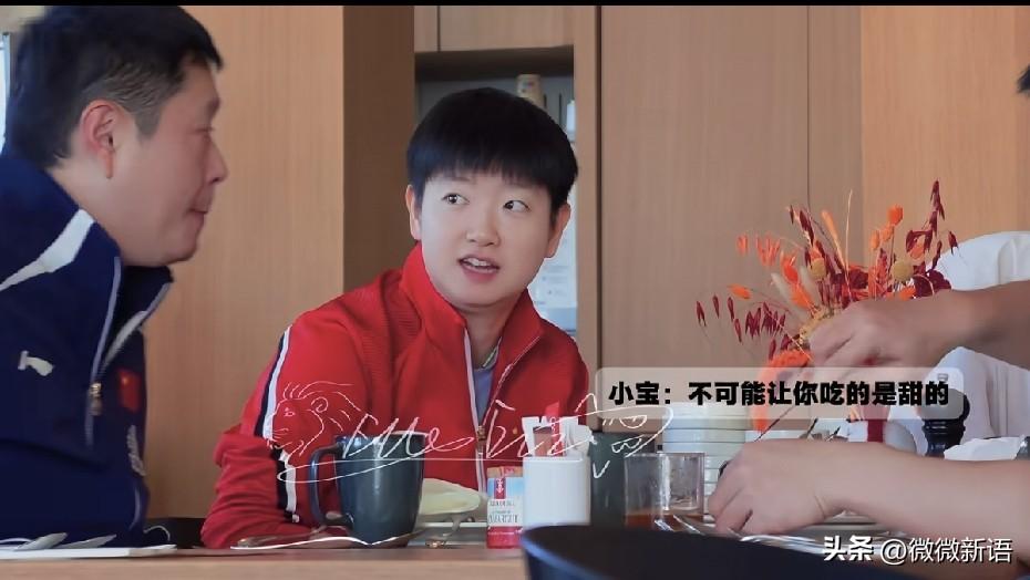 任姐一直陪在莎莎的身边。
莎莎吃饭的时候也特别认真，就是到了法国打比赛，只能吃一