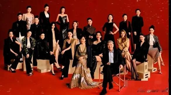 《甄嬛传》真的是一部经典之作。13年后剧组重聚的大合照很有意义。
孙俪稳坐C位，