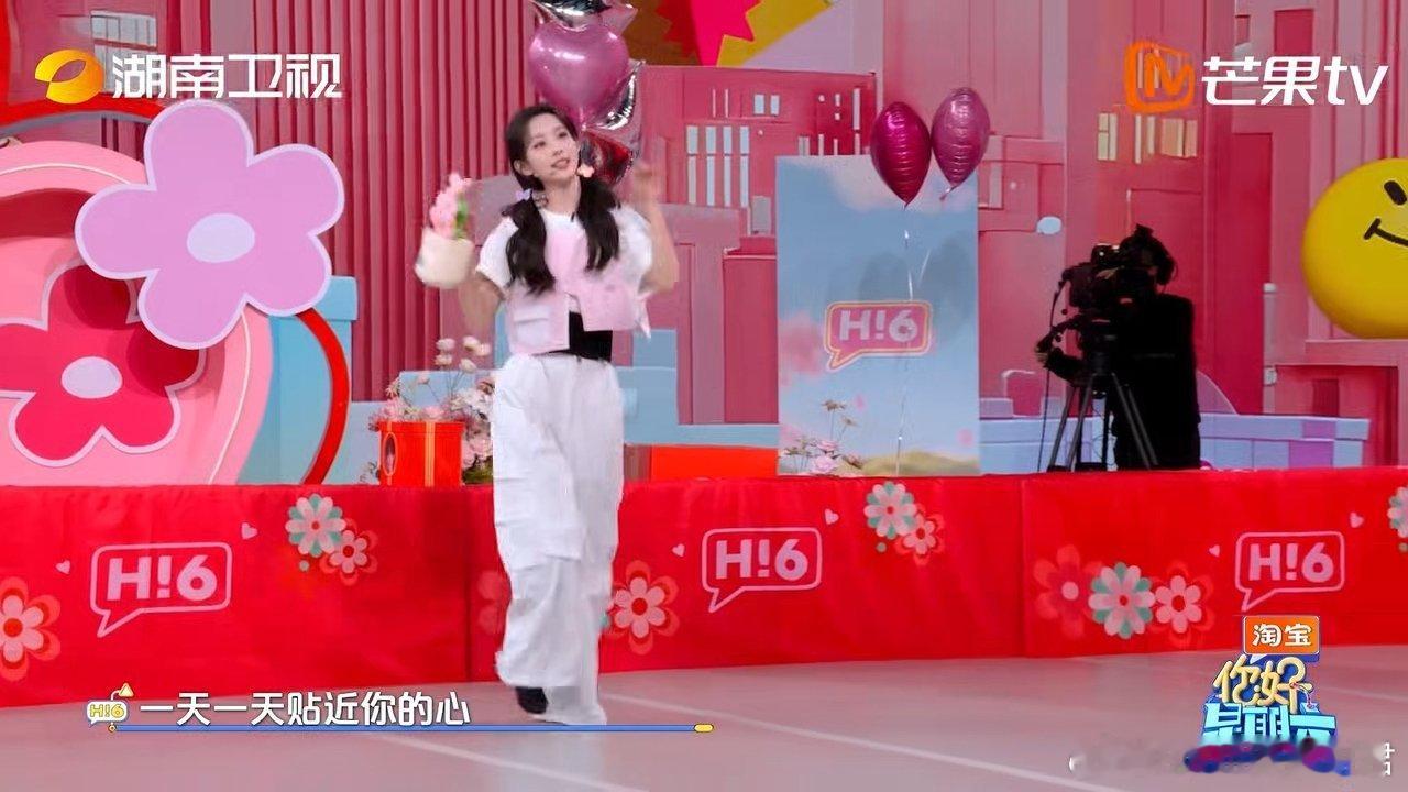 孟子义孟子义何与唱跳心愿便利贴你好星期六 孟子义模仿李小冉舞台，何与陪着一起唱跳