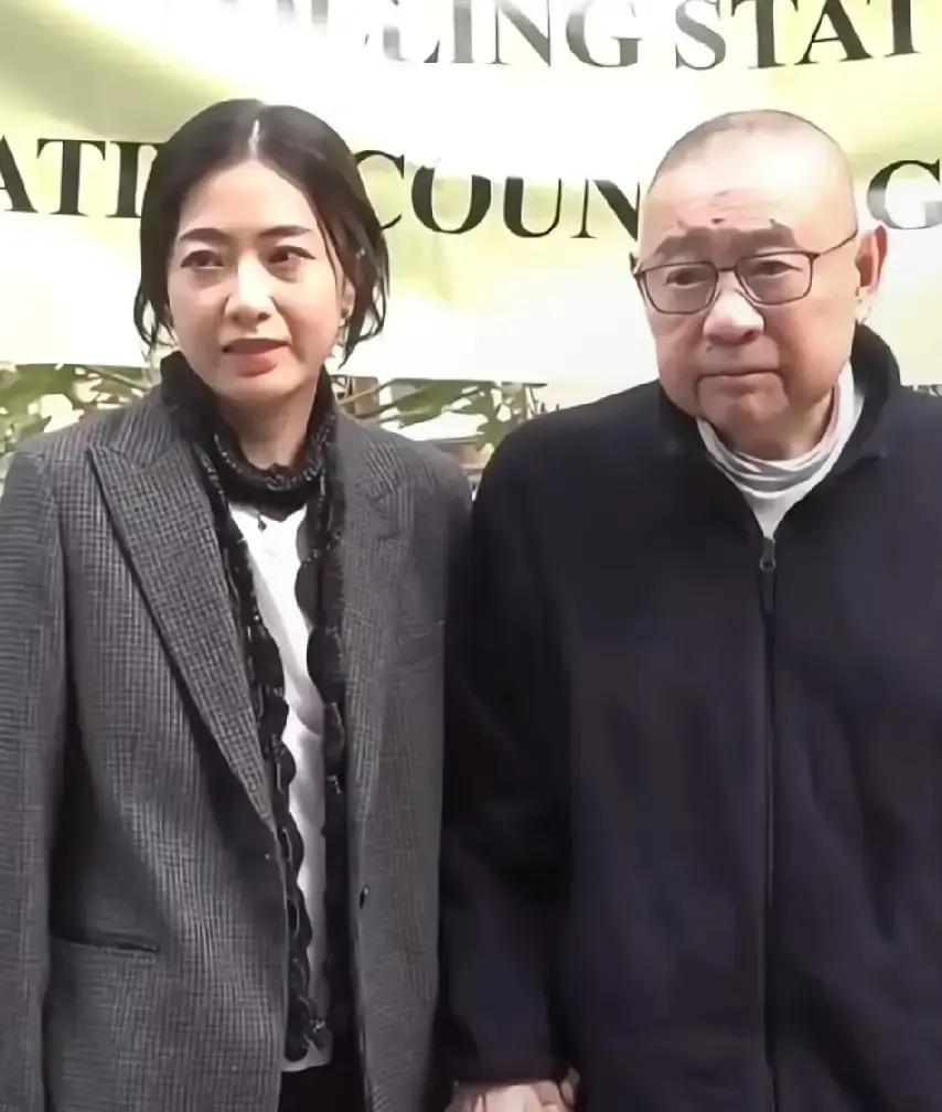 74岁的大刘，当年在商界呼风唤雨，如今却像被甘比牵着线的风筝。
 
采访现场，他