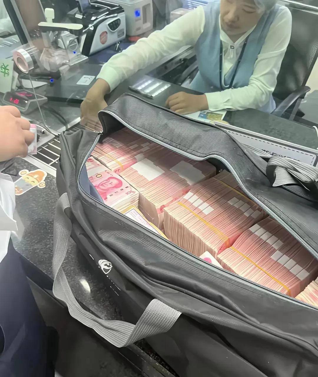 土豪的取钱方式……[笑哭]